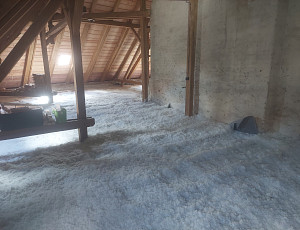 Zateplení stropu bytového domu pomocí foukané izolace